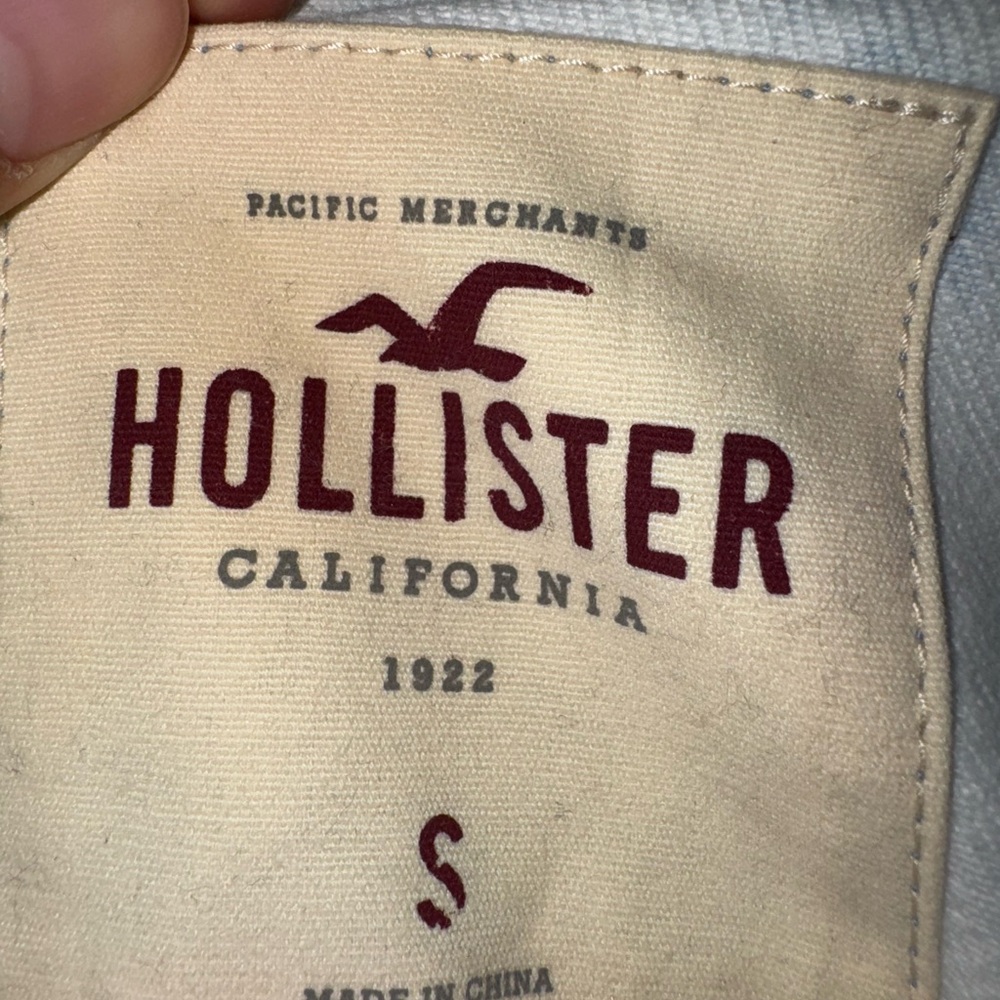 New Hollister Women's oversized Distressed Denim Jacket with Floral Embroidery - Picture 3 of 3